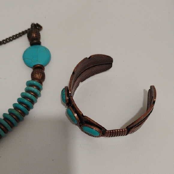 Turquoise Beaded Necklace and Bracelet Set with Antique Gold Accents NEW - Picture 6 of 11